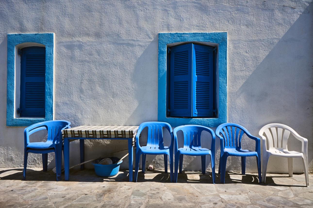  Φθηνή, ανθεκτική και πανταχού παρούσα, η πλαστική καρέκλα συνόδευσε γενιές καλοκαιριών. /Φωτογραφία: Shutterstock