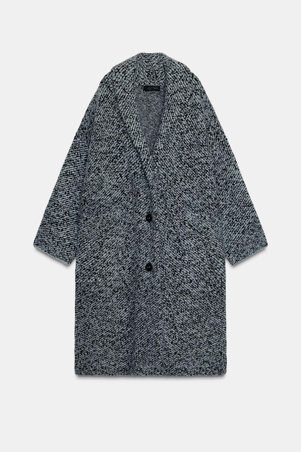 Πλεκτό μακρύ παλτό (59,95€)/Φωτογραφία: Zara