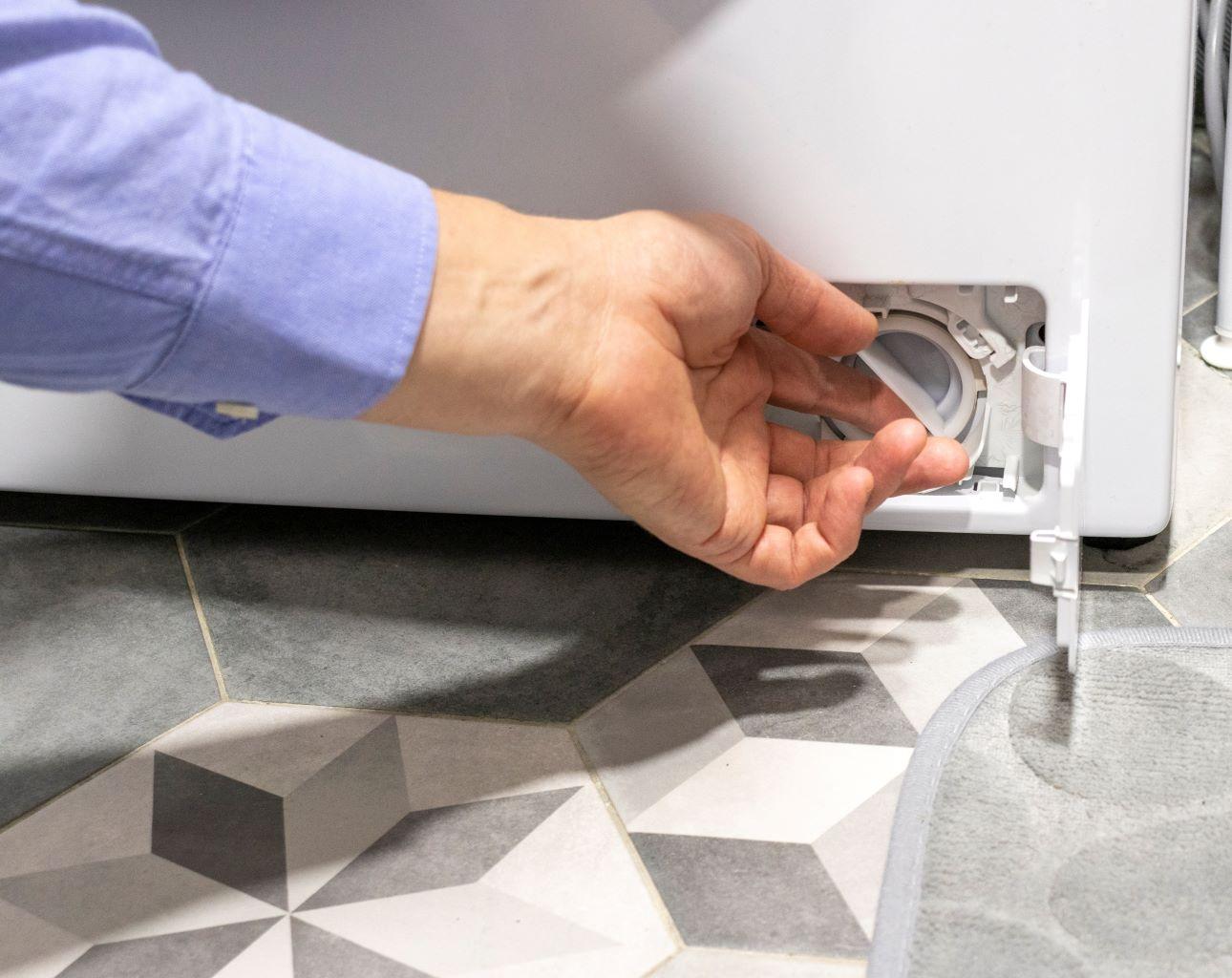  Το φίλτρο του πλυντηρίου συγκρατεί χνούδια, μικροαντικείμενα και βρωμιές που με τον καιρό προκαλούν άσχημες μυρωδιές/ Φωτογραφία: Shutterstock