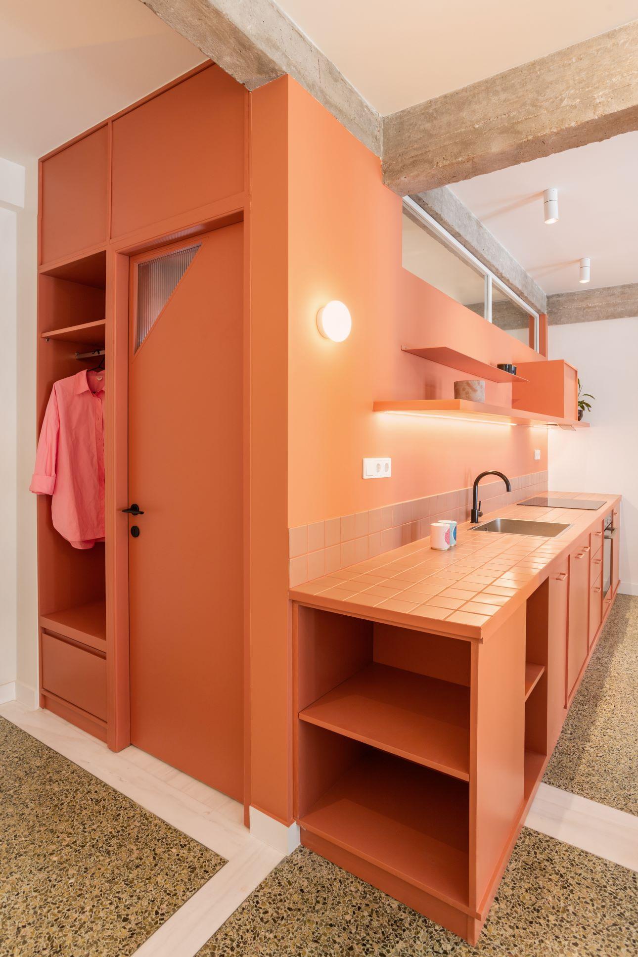 Το σομόν κουτί φιλοξενεί κουζίνα, μπάνιο και ένα μικρό ντουλάπι εισόδου/ Φωτογραφία: Βαλεντίνα Βαγενά  