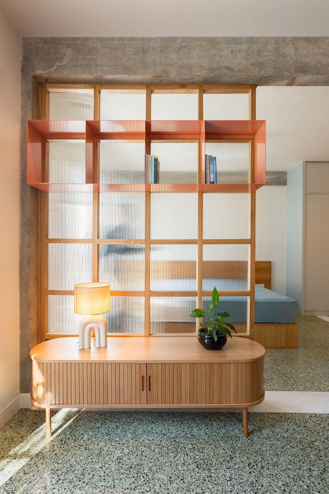 Ο χώρος της κρεβατοκάμαρας διαχωρίζεται με ειδική ξύλινη κατασκευή, που επιτρέπει την είσοδο του φωτός/Φωτογραφία: Βαλεντίνα Βαγενά  