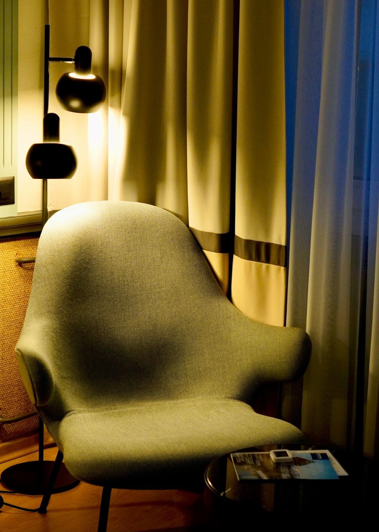 Φωτιστικό πλάι στην πολυθρόνα στη γωνιά ανάγνωσης/ Φωτογραφία: Unsplash