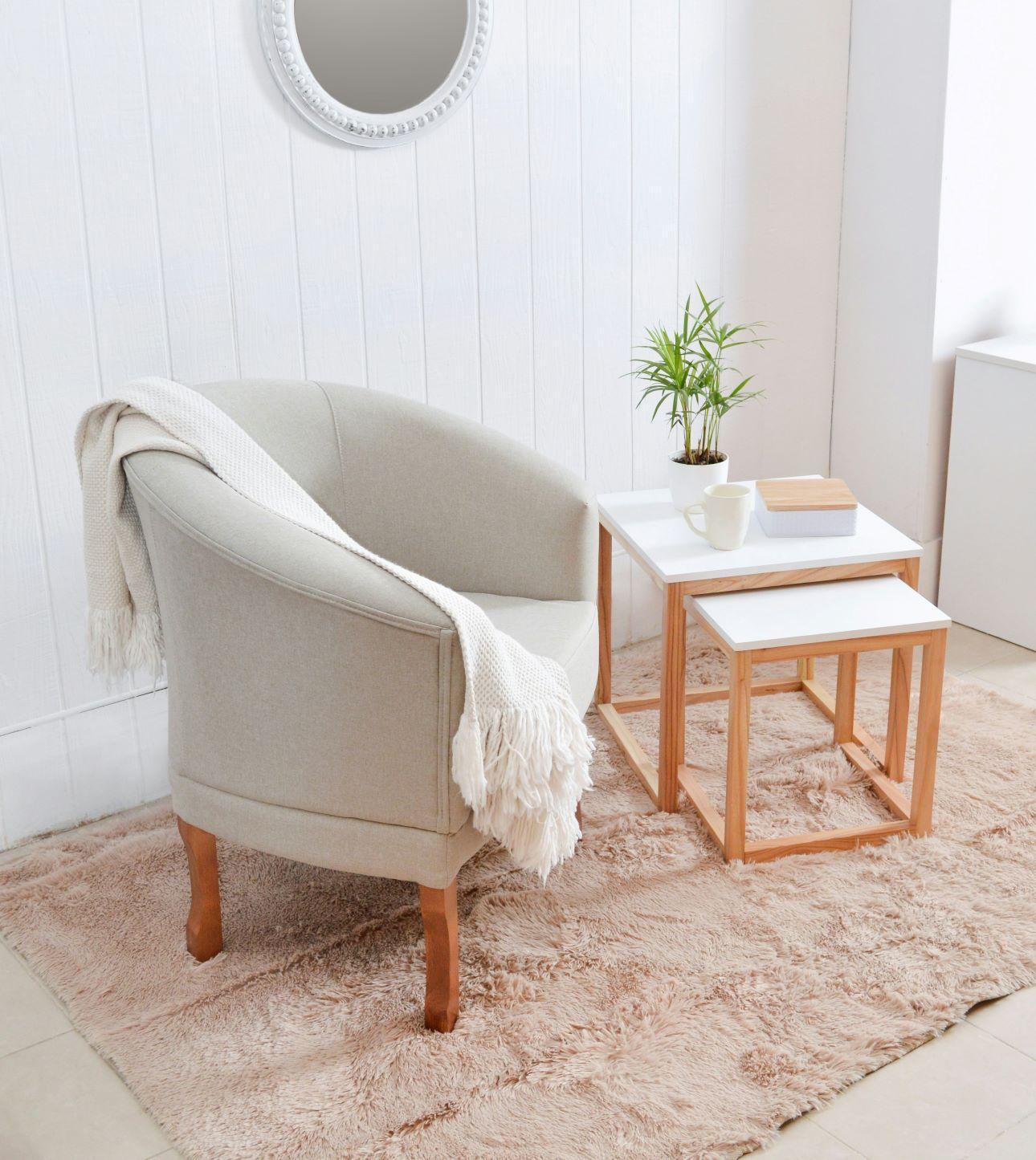 Μια γωνιά ανάγνωσης δημιουργείται  με πολυθρόνα και τραπεζάκι/ Φωτογραφία: Unsplash