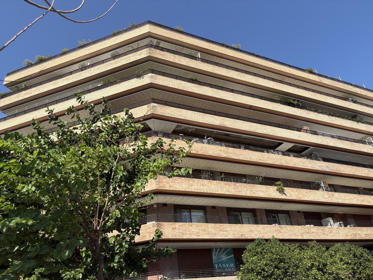  Η πολυκατοικία βρίσκεται δίπλα στην Πλατεία Μαδρίτης, κοντά στην Εθνική Πινακοθήκη./Φωτογραφία: Βιολέττα Αθανασιάδου για το Bovary.gr  