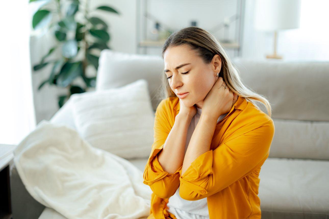 Πόνος στον αυχένα/ Φωτογραφία: Shutterstock 