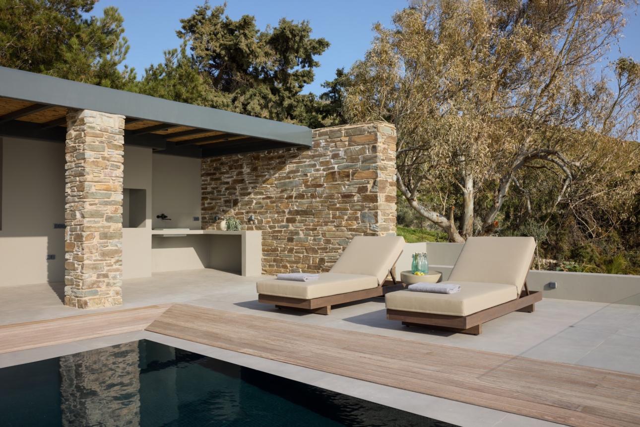  Η Villa Apollo αξιοποιεί στο έπακρο τη σχέση με το φως, τον αέρα και τη θέα της Τήνου. 