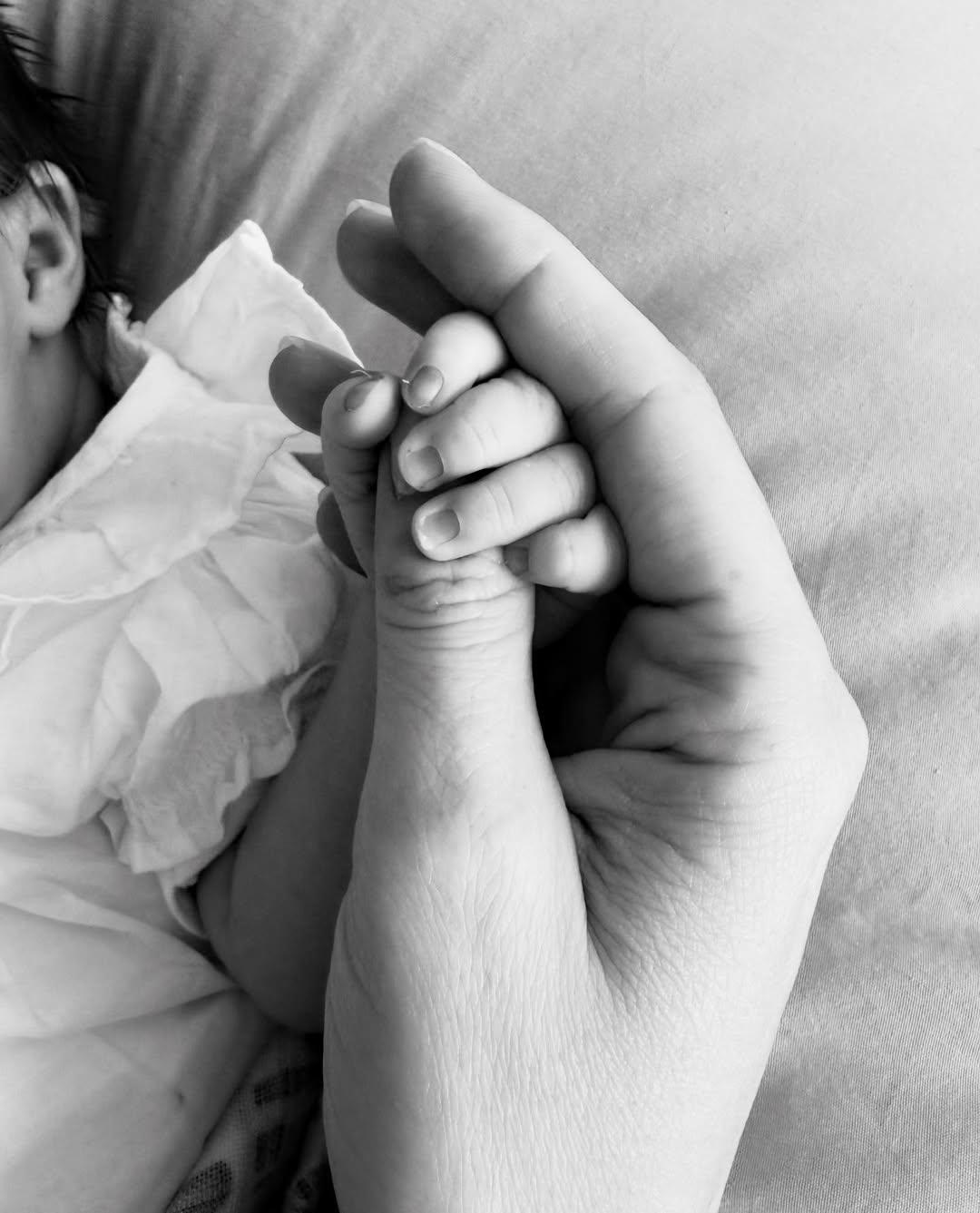 Η Πόπι Ντελεβίν με την νεογέννητη κόρη της/ Φωτογραφία: Instagram/ @poppydelevigne