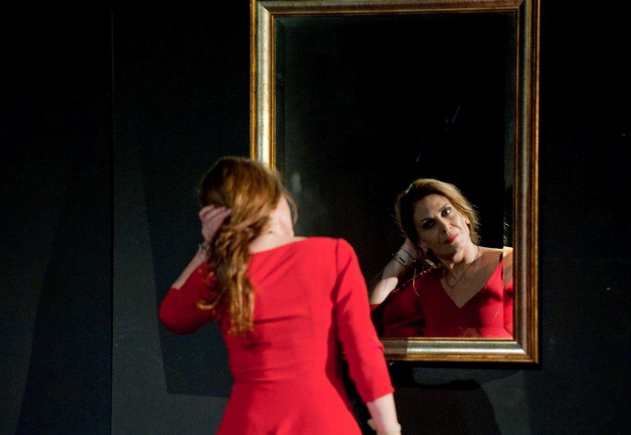 Η πόρνη από πάνω/ Φωτογραφία: θέατρο Νέος Ακάδημος 