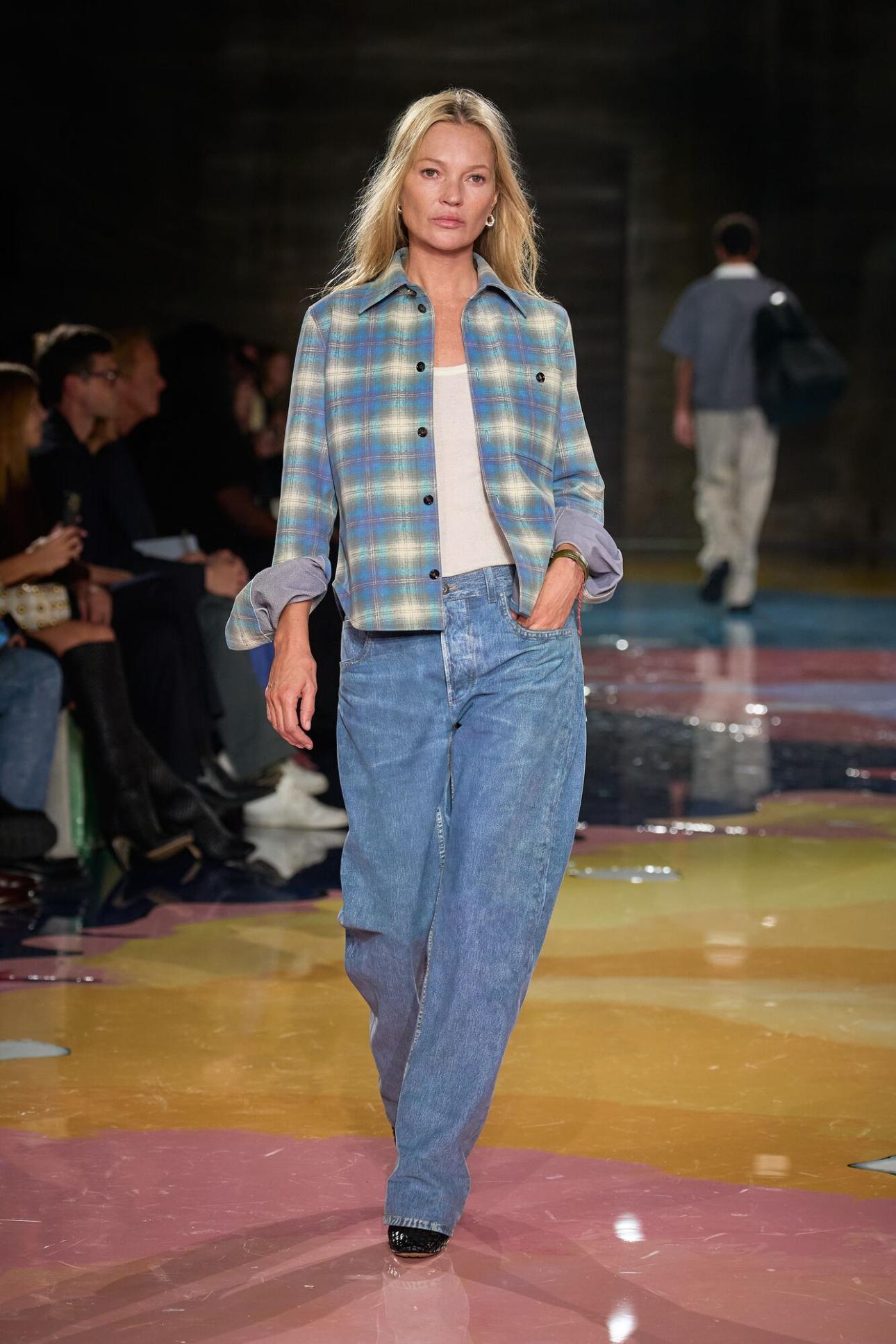 Η Κέιτ Μος στην επίδειξη Bottega Veneta SS'23 με καρό πουκάμισο/©Bottega Veneta