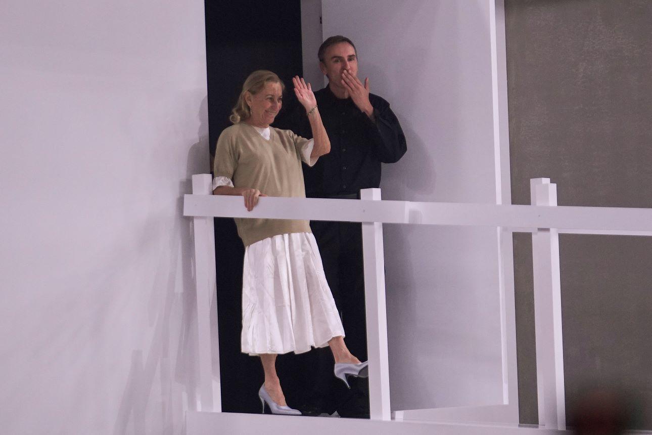 Η εικόνα της Miuccia Prada δεν είναι τυχαία αλλά αποτέλεσμα μιας σταθερής αισθητικής ταυτότητας που συχνά επαναλαμβάνεται με μικρές παραλλαγές/ Φωτογραφία: AP