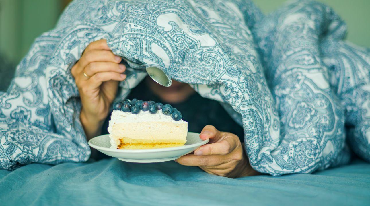  «Όταν καταναλώνετε ένα πρωινό με πολλή ζάχαρη με άδειο στομάχι, το σώμα σας θα απορροφήσει τη ζάχαρη γρήγορα, επειδή δεν υπάρχει η βάση πρωτεΐνης ή ινών για να επιβραδύνει την απορρόφηση», εξηγεί η διαιτολόγος. Φωτογραφία: Shutterstock