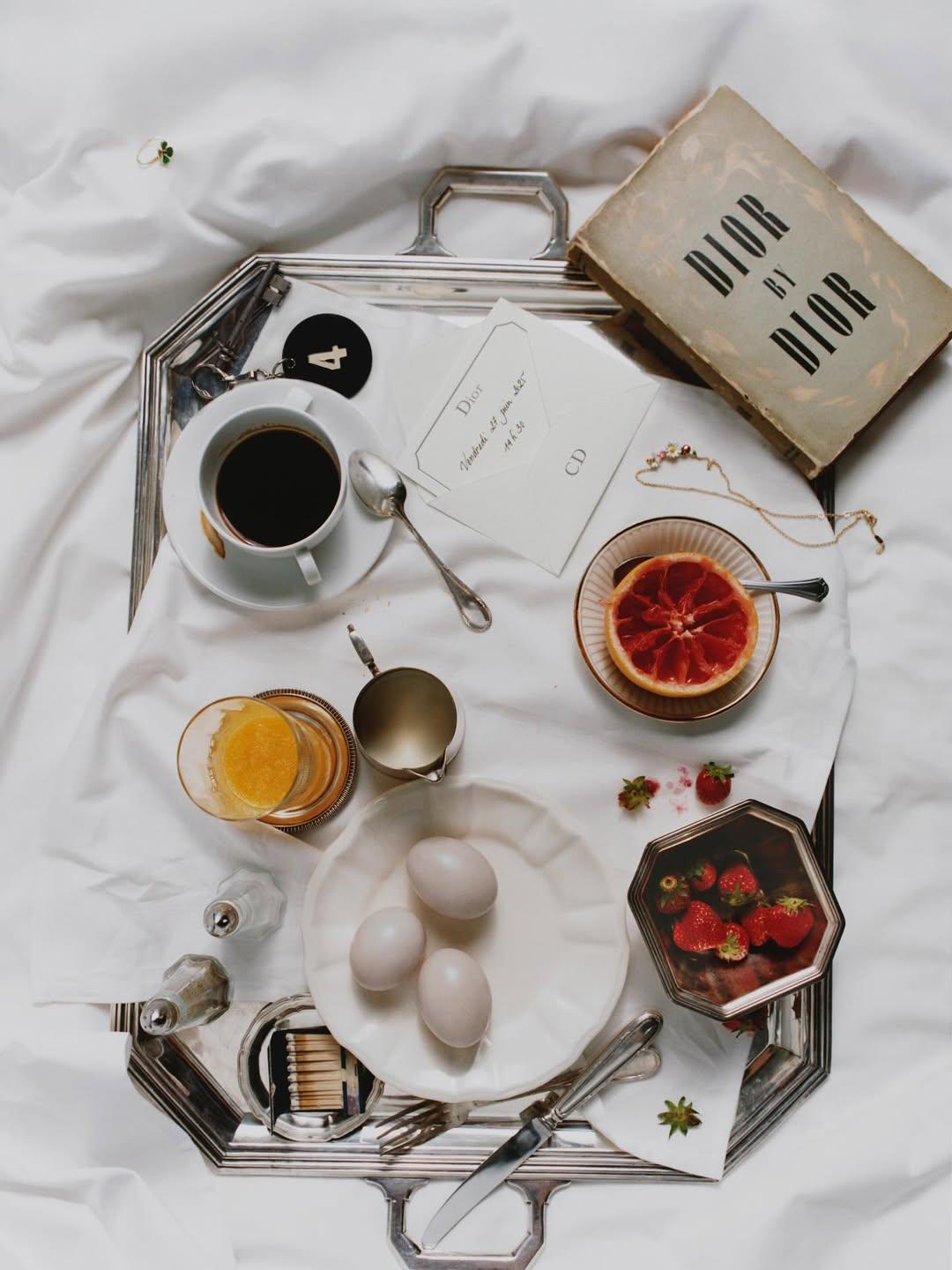 To προσκλητήριο του Dior για την ανδρική επίδειξη SS26/ Φωτογραφία: Instagram @pennymccormicked