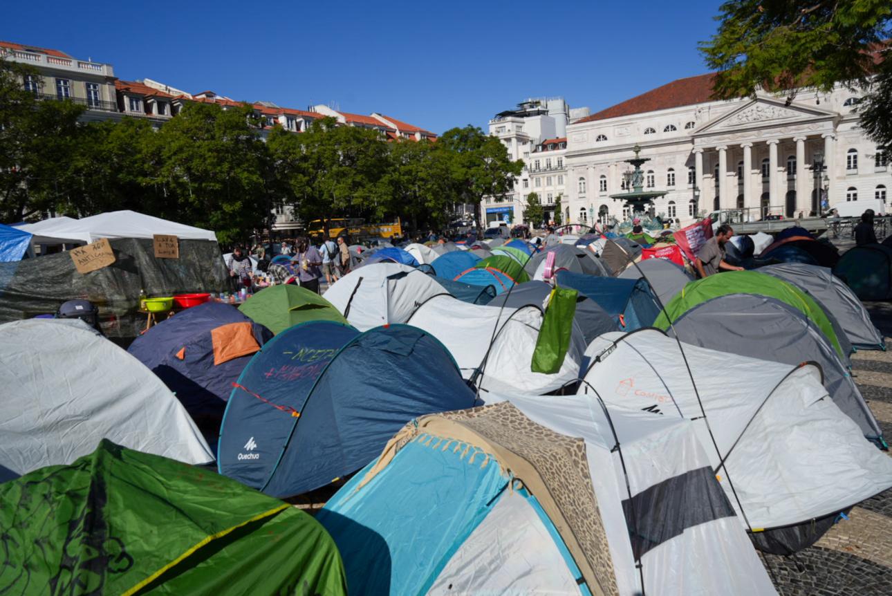  Διαδηλωτές έχουν στήσει σκηνές στην πλατεία Ρόσιο της Λισαβόνας, διαμαρτυρόμενοι για τα υψηλά ενοίκια και τη στεγαστική κρίση στην Πορτογαλία, στις 19 Οκτωβρίου 2026. Φωτογραφία: Luis Boza/NurPhoto via Getty Images. 