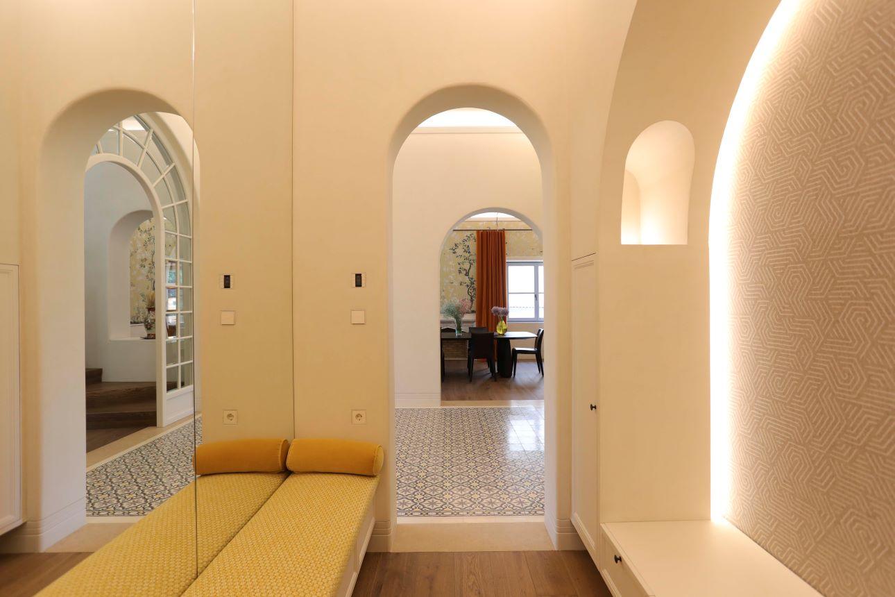 Η διαδρομή με τις καμάρες λειτουργεί σχεδόν τελετουργικά, οδηγώντας τον επισκέπτη από τον έναν χώρο στον άλλο / Φωτογραφία: Σ. Διαμαντοπούλου   