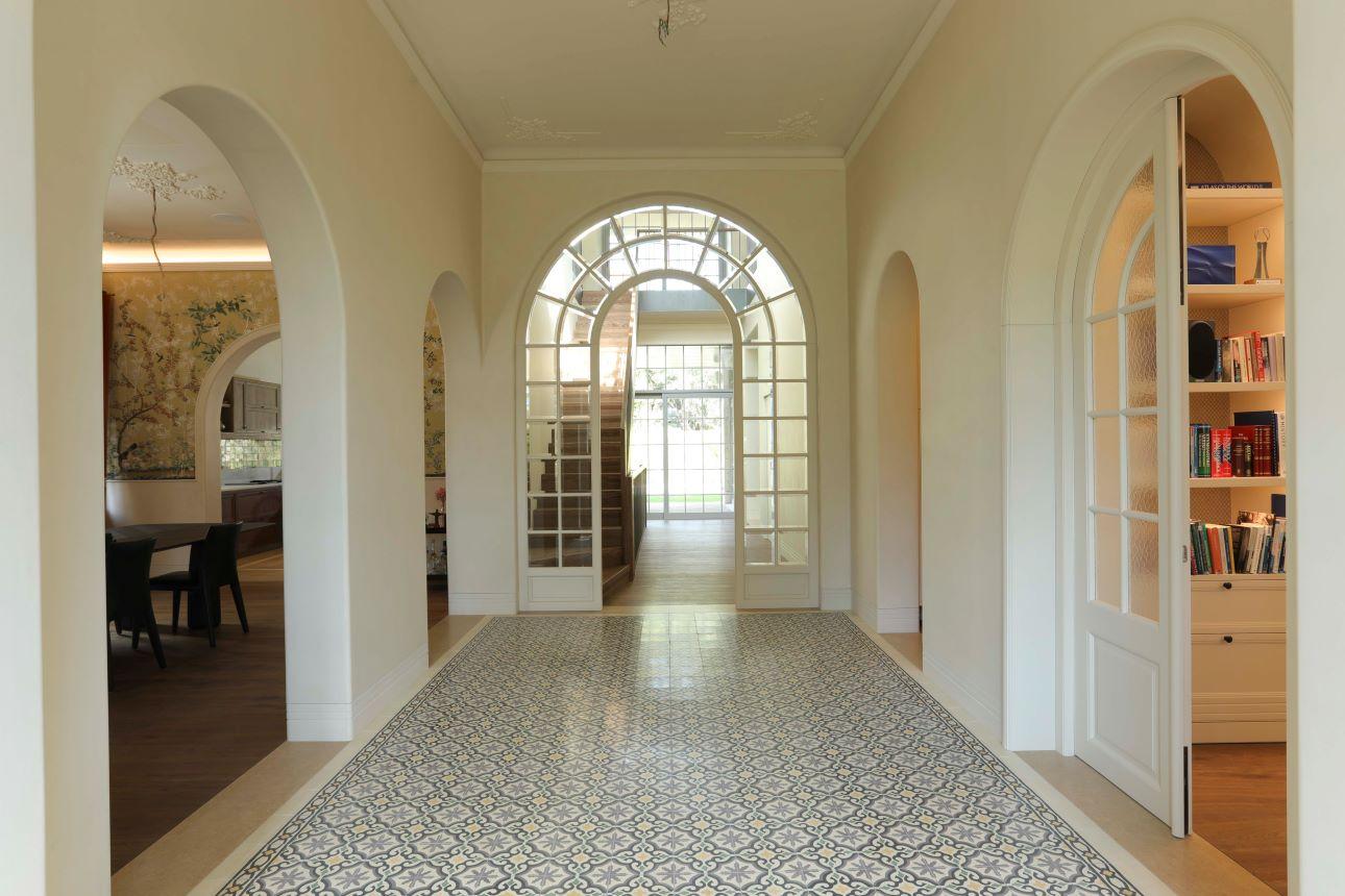 Στοιχεία όπως το μωαϊκό στο δάπεδο λειτουργούν ως γέφυρα ανάμεσα στο παλιό και το καινούργιο/ Φωτογραφία: Σ. Διαμαντοπούλου   