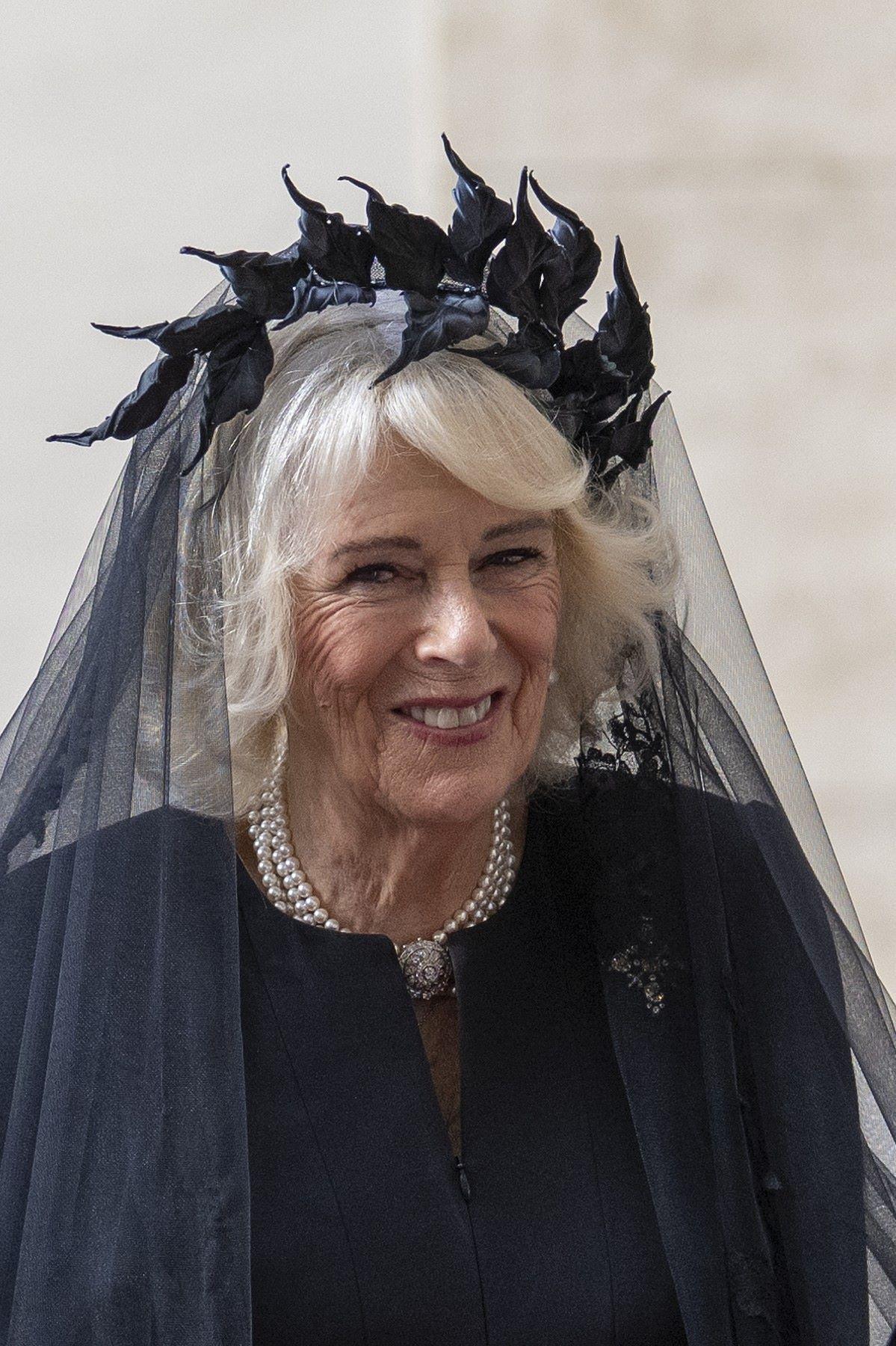 Η βασίλισσα Καμίλα με το ιδιαίτερο μαύρο headpiece/ Φωτογραφία: Splash / Profimedia