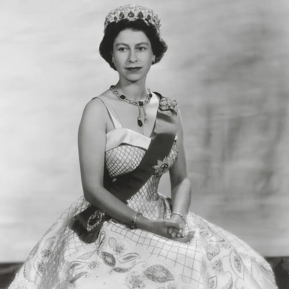Βασίλισσα Ελισάβετ Β΄, πορτρέτο του Baron, 1956. Δημοσιεύθηκε με αφορμή την Κρατική Επίσκεψη της στη Γαλλία, Απρίλιος 1957
