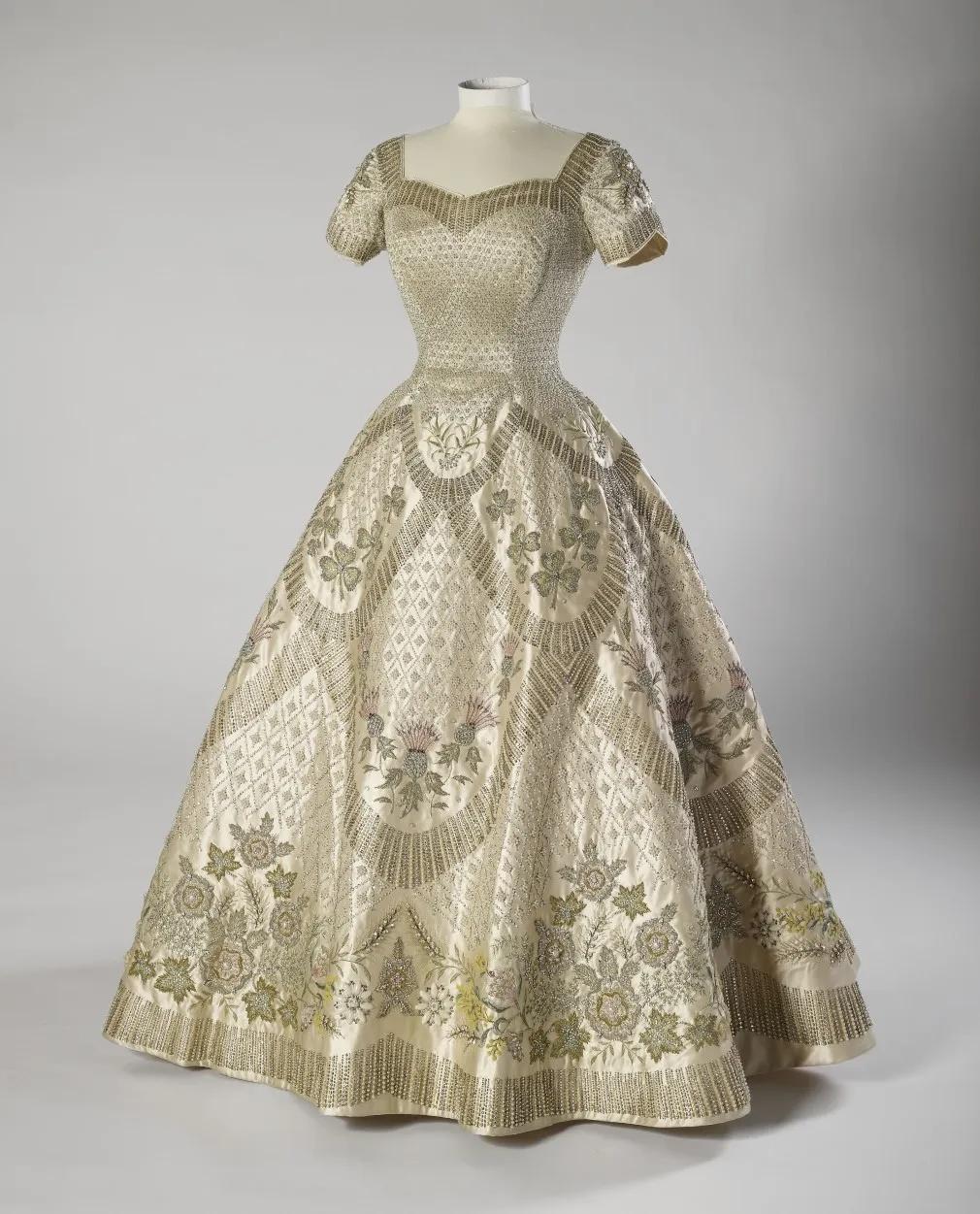 Φόρεμα στέψης της βασίλισσας, Norman Hartnell, 1953/ Royal Collection Trust