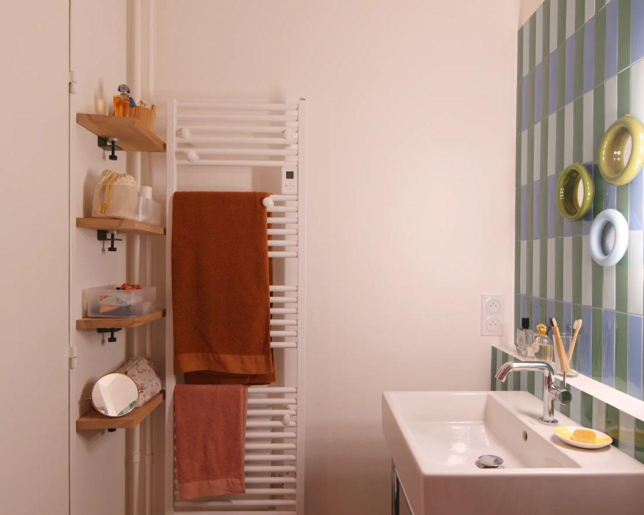 Αιωρούμενα ράφια από ξύλο προσφέρουν επιπλέον αποθηκευτικό χώρο στο μπάνιο/ Φωτογραφία: Instagram/ @petitjour.architecture  