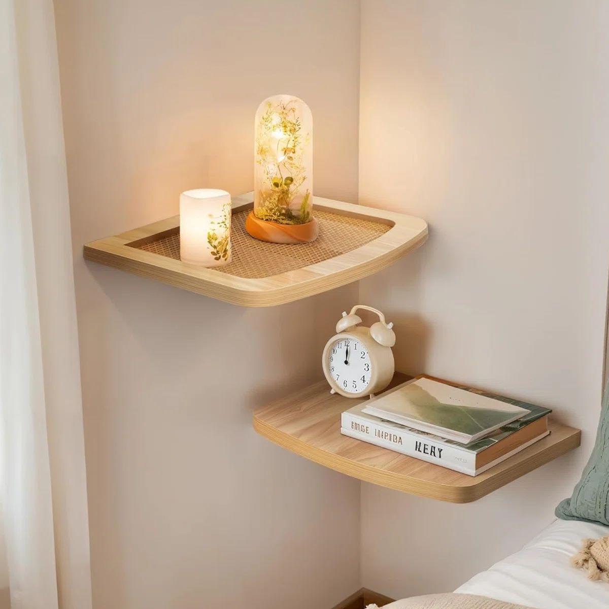 Πολλοί επιλέγουν ράφια σε διαφορετικά ύψη, τα οποία μετατρέπονται σε ένα διακριτικό διακοσμητικό σημείο/ Φωτογραφία: Wayfair