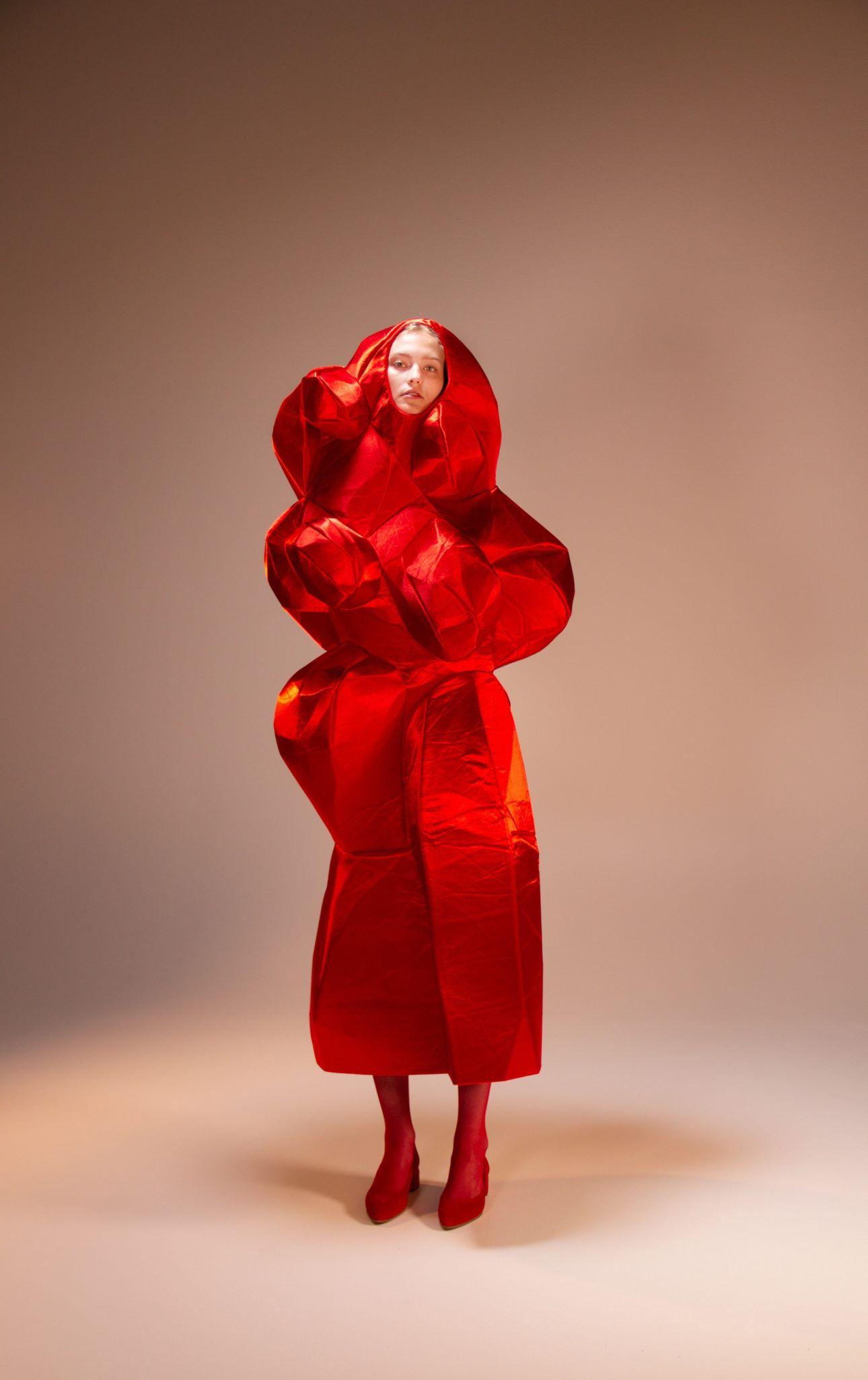 Amina Saada, Red Bride/  Φωτογραφία: Oulu Art Museum 