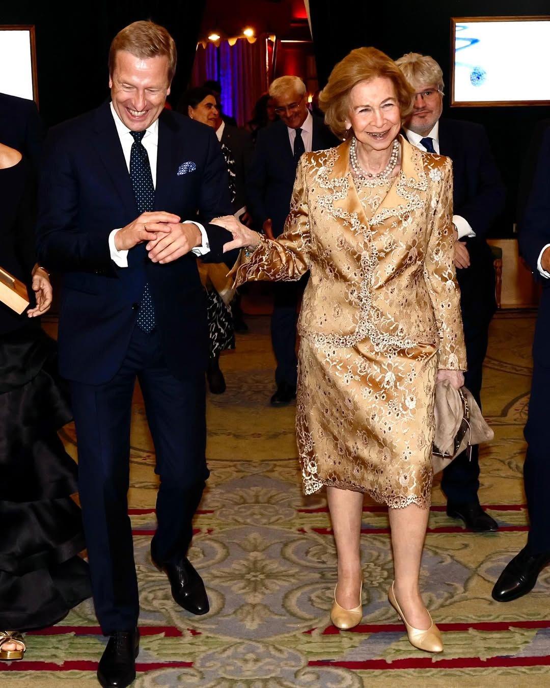 Η βασίλισσα Σοφία με τα χρυσά παπούτσια/ Φωτογραφία: Instagram/ @casareal.es