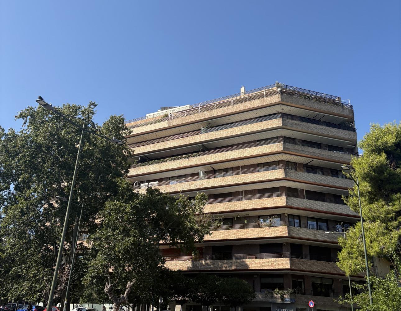  Περισσότερα από 30 χρόνια μετά τα γυρίσματα, η πρόσοψη του κτιρίου παραμένει σχεδόν αναλλοίωτη. /Φωτογραφία: Βιολέττα Αθανασιάδου για το Bovary.gr 