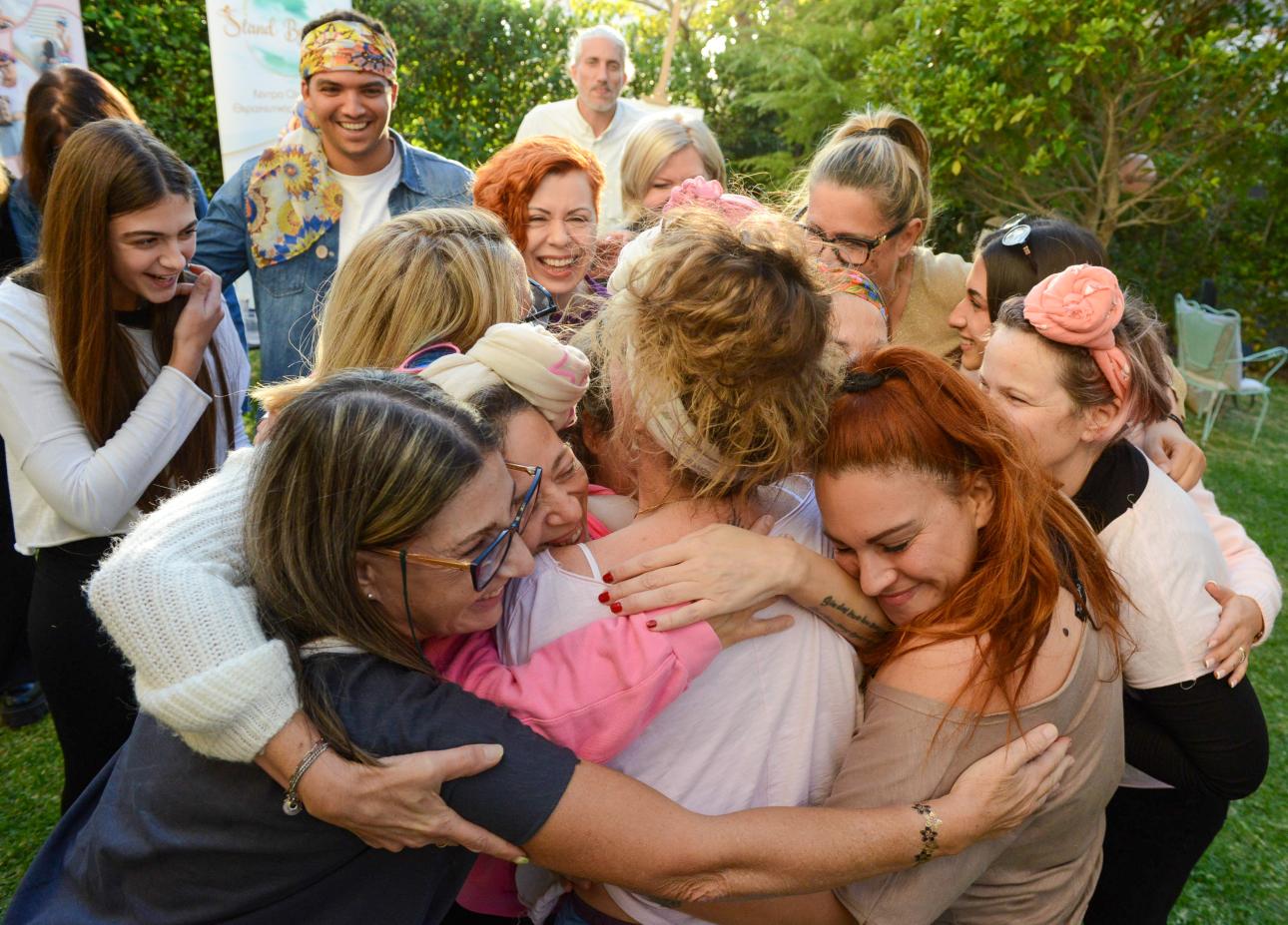  Το να μεταμορφώνεις (ή εξαφανίσεις) την ουλή ενός ανθρώπου, που, κοιτάζοντάς την, ξαναβίωνε το ατύχημα και τώρα πια έχει να θυμάται τα  γέλια και την ανακούφιση του ραντεβού μας.  Το να μετατρέπεις τα βλέμματα των άλλων από απορία, αμηχανία ή αηδία, σε  βλέμματα θαυμασμού. Αυτό είναι κάτι που δεν μετριέται ούτε με χρόνο  ούτε χρήμα. Και γι’ αυτό την κάνουμε αυτήν τη δουλειά.   