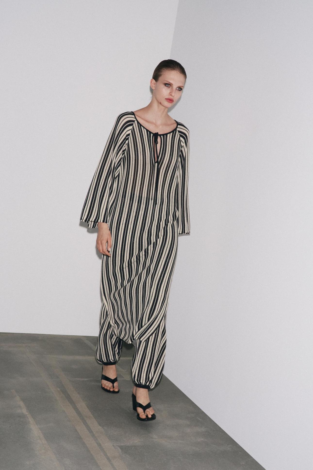 Ριγέ λινό φόρεμα από τα Zara (39,95 ευρώ)
