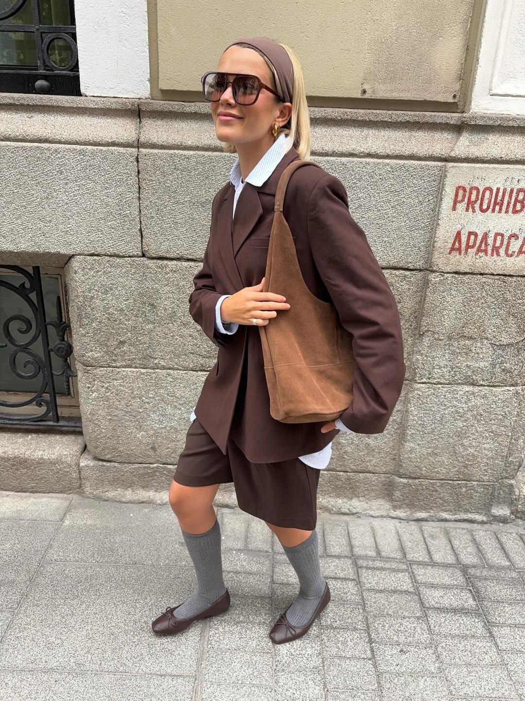 Με καφέ σύνολο/Φωτογραφία: Instagram/luciadeluis 