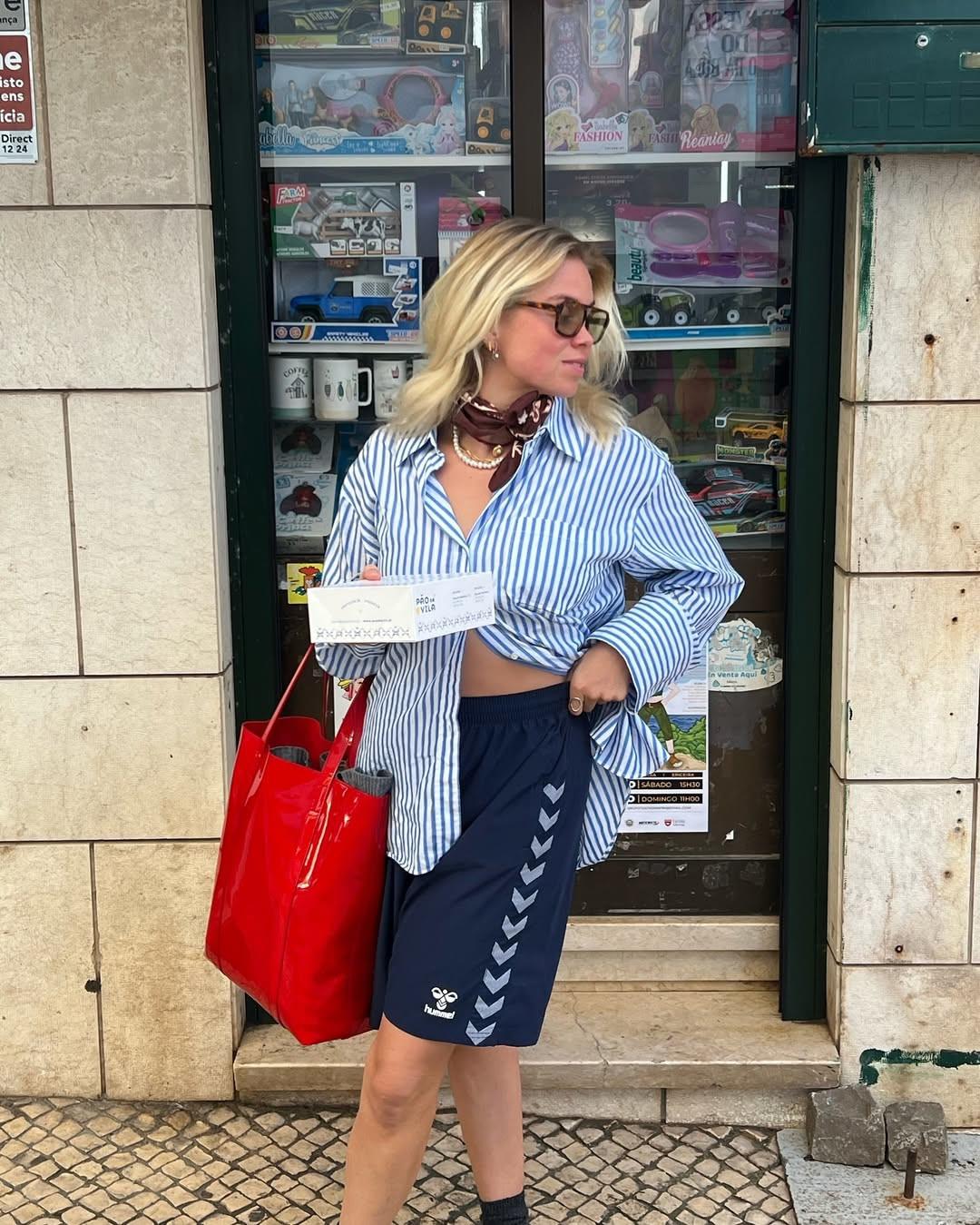 Ριγέ πουκάμισο με φόρμα/Φωτογραφία: Instagram/lineamaria 