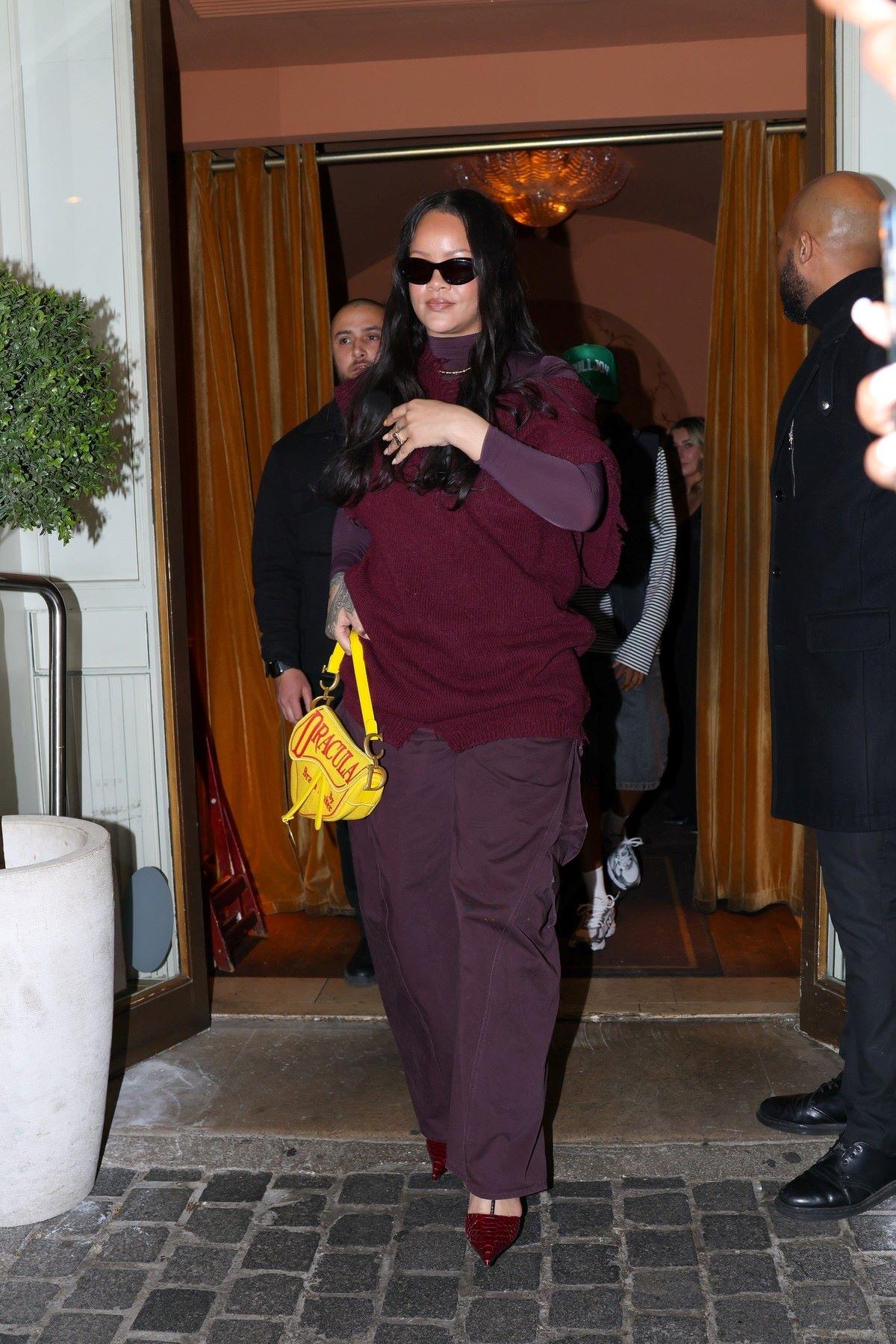 Η Ριάνα στο Παρίσι με την τσάντα Dior Saddle/ Φωτογραφία: ﻿Backgrid USA / Profimedia