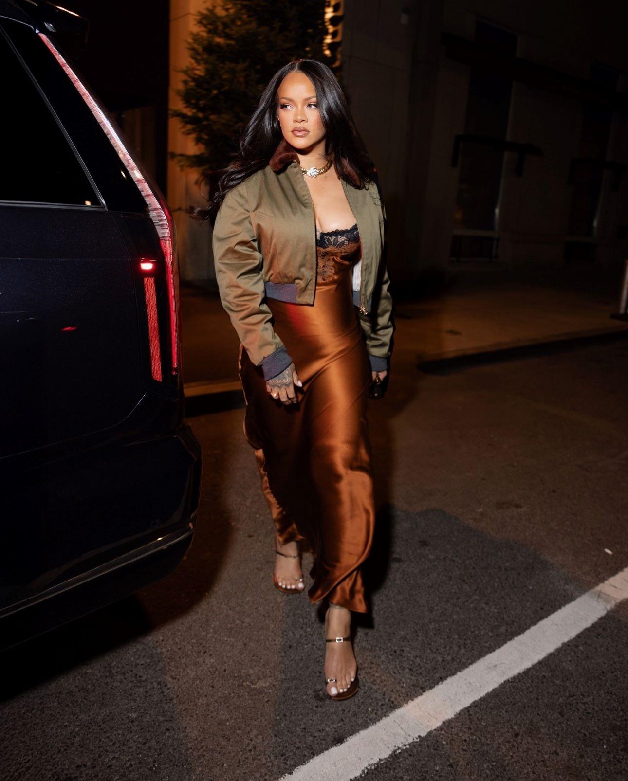 Η Ριάνα με Saint Laurent slip dress και Miu Miu bomber/ Φωτογραφία: ﻿Backgrid USA / Profimedia 