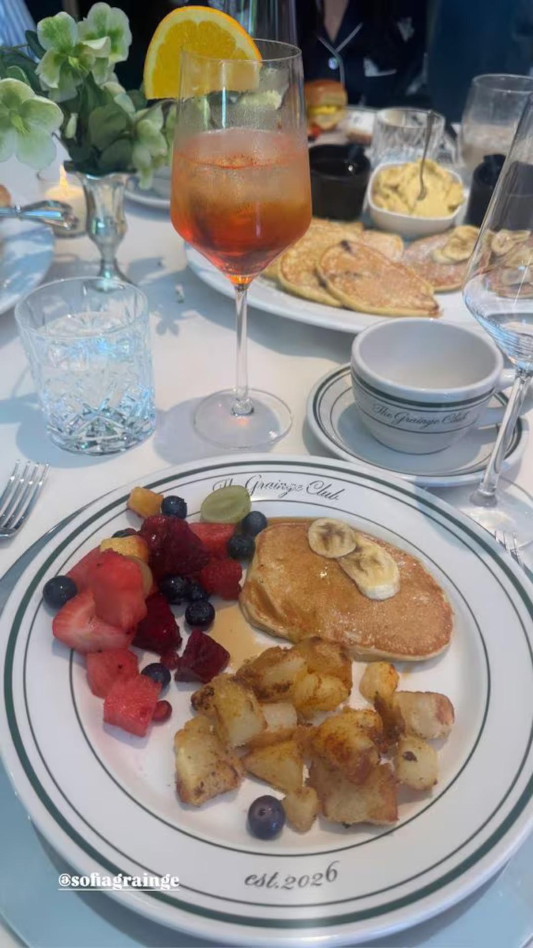 Το φαγητό περιλάμβανε pancakes και φρούτα, μαργαρίτες και χυμούς/ Φωτογραφία: Instagram/ @sofiagriange 