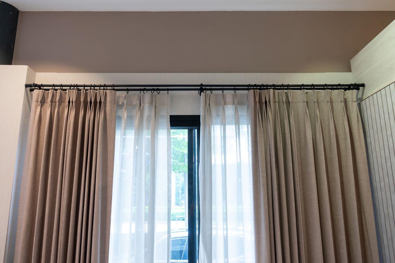 Το κόλπο για να έχουν άψογη εμφάνιση οι κουρτίνες σας/ Φωτογραφία: Shutterstock 