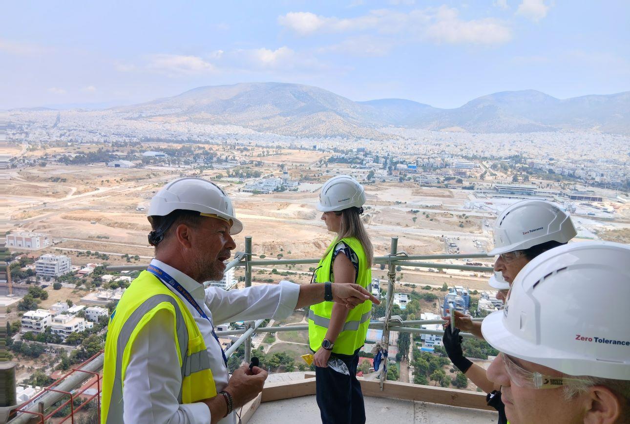 Ο Βαγγέλης Πέρπερας, site Management Senior Director της Lamda Development, κατά τη διάρκεια της ξενάγησης στον Riviera Tower/ Φωτογραφία: Ελεάνα Κολοβού 