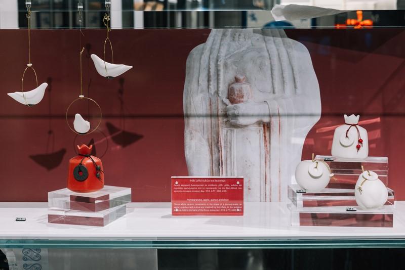 Γούρια και εορταστικά αντικείμενα του Μουσείου της Ακρόπολης για το 2026/ Φωτογραφία: Μουσείο Ακρόπολης 