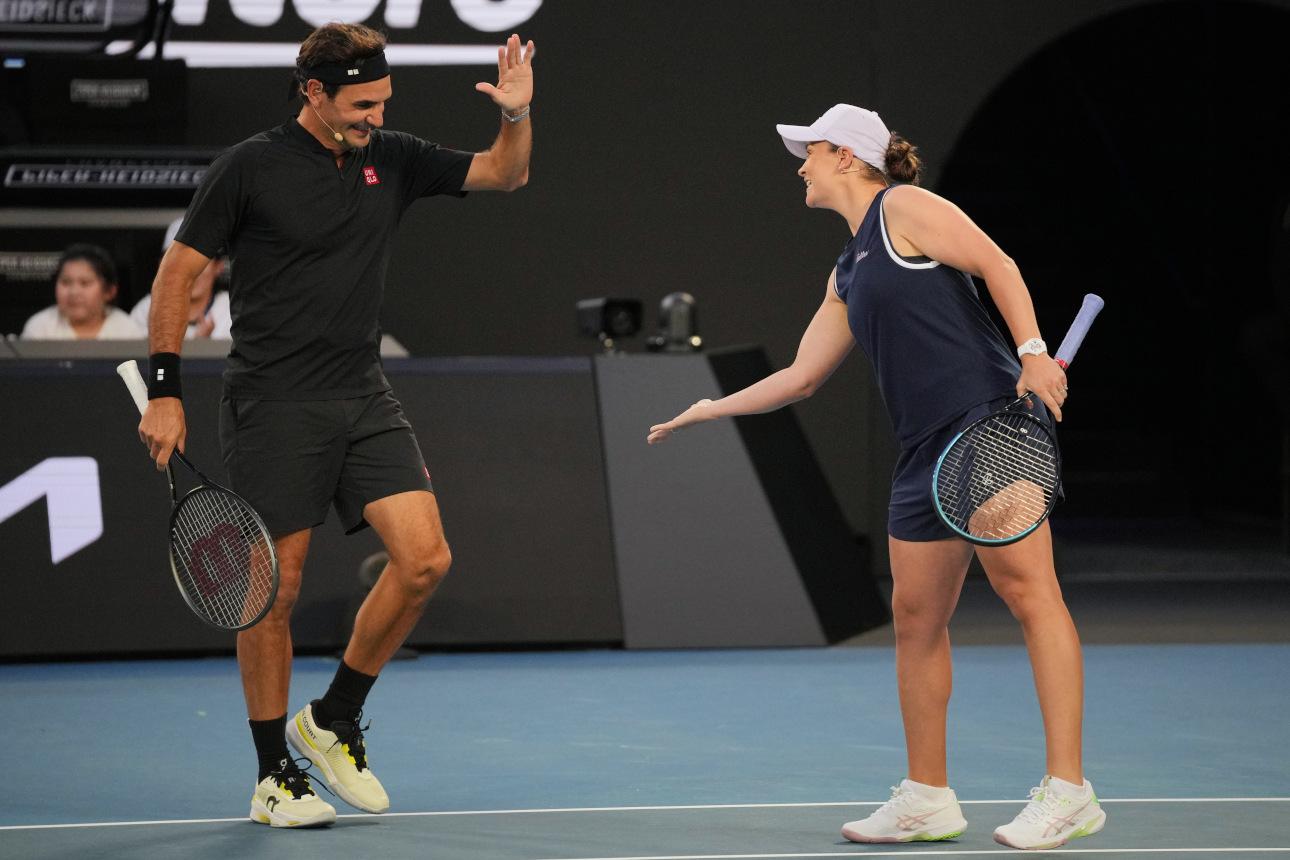 Ρότζερ Φέντερερ και Άσλεϊ Μπάρτι/Φωτογραφία: AP Photo