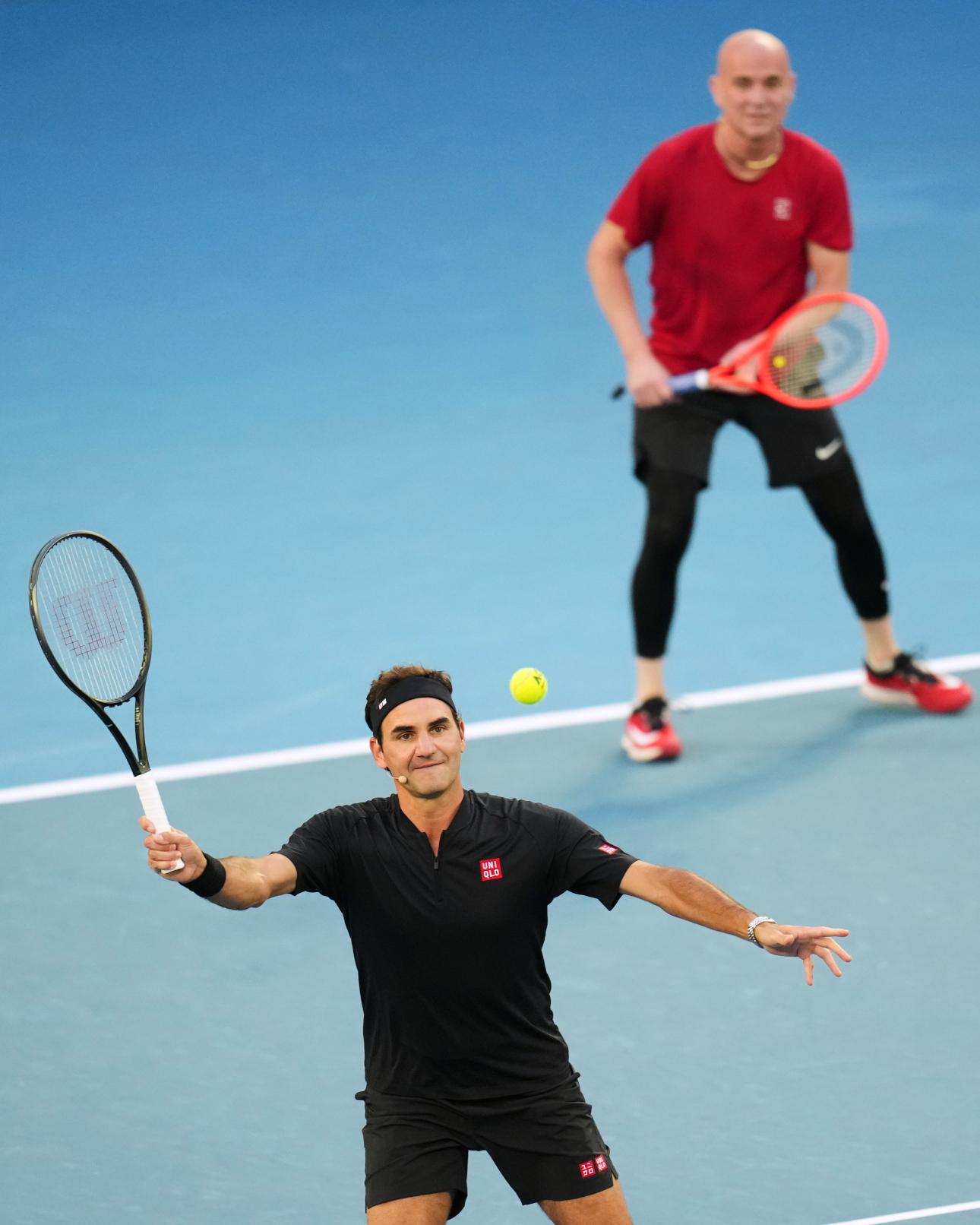 Ο Ρότζερ Φέντερερ αγωνίζεται μαζί με τον Αντρέ Αγκάσι (πίσω)/Φωτογραφία: AP Photo