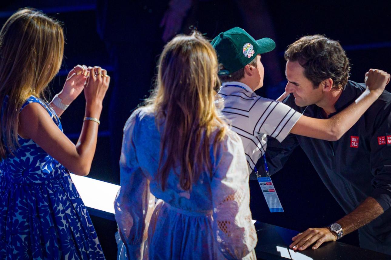 Ο Ρότζερ Φέντερερ αγκαλιάζει τα παιδιά του/Φωτογραφία: Profimedia