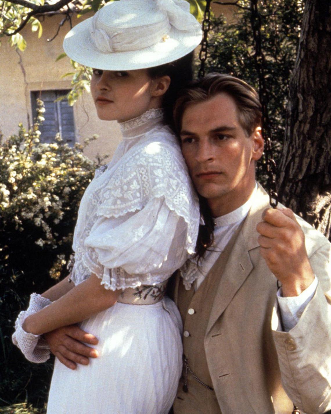 Στην έκθεση βρίσκουμε τα κοστούμια του Julian Sands και της Helena Bonham Carter από την ταινία «Δωμάτιο με θέα»/ Φωτογραφία: Goldcrest Films International