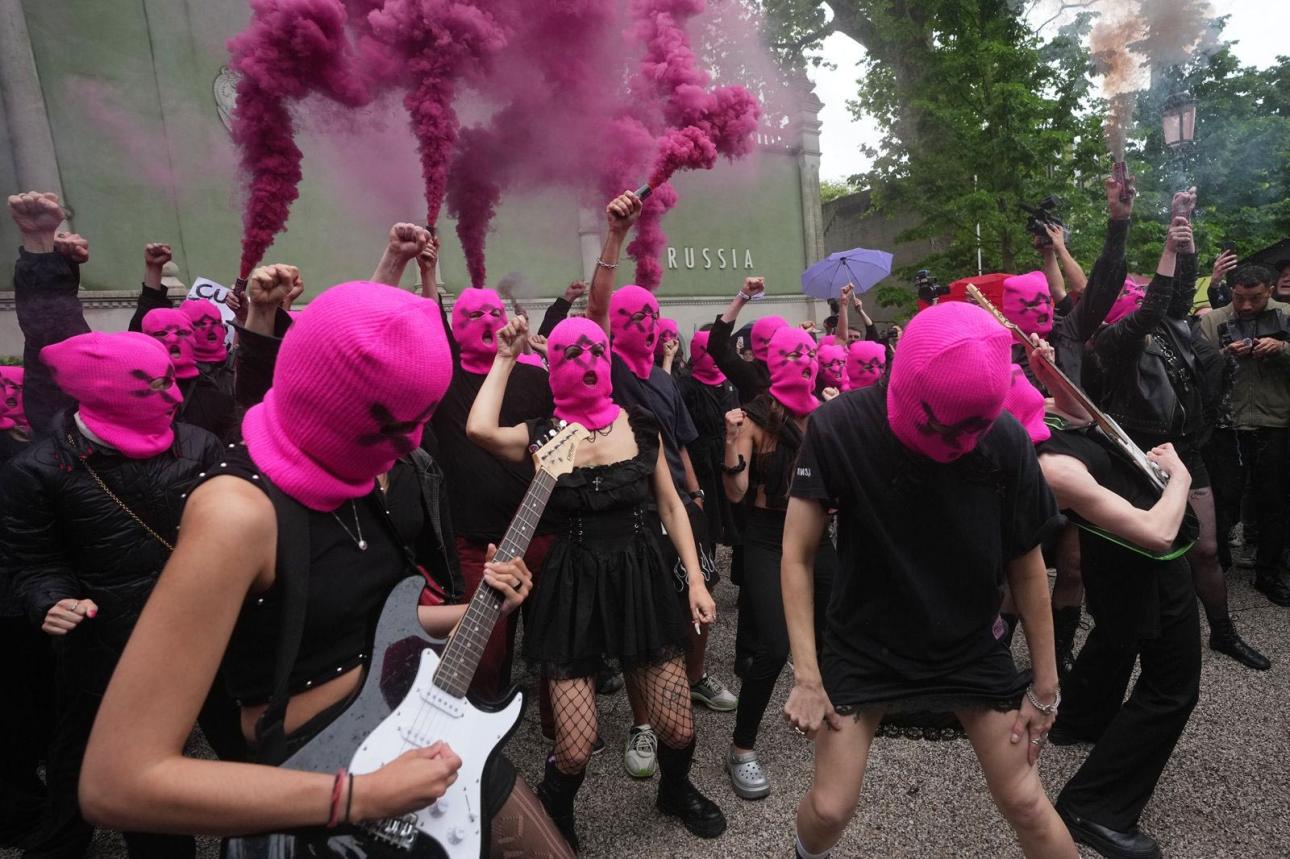  Διαμαρτυρία των Pussy Riot στη Μπιενάλε της Βενετίας με ροζ μπαλακλάβες συγκεντρώθηκαν έξω από το Ρωσικό Περίπτερο και άναψαν ροζ, μπλε και κίτρινες φωτοβολίδες, ενώ έπαιζαν πανκ μουσική και φώναζαν συνθήματα, μεταξύ των οποίων «Το αίμα είναι η τέχνη της Ρωσίας» / Φωτογραφία: AP news 