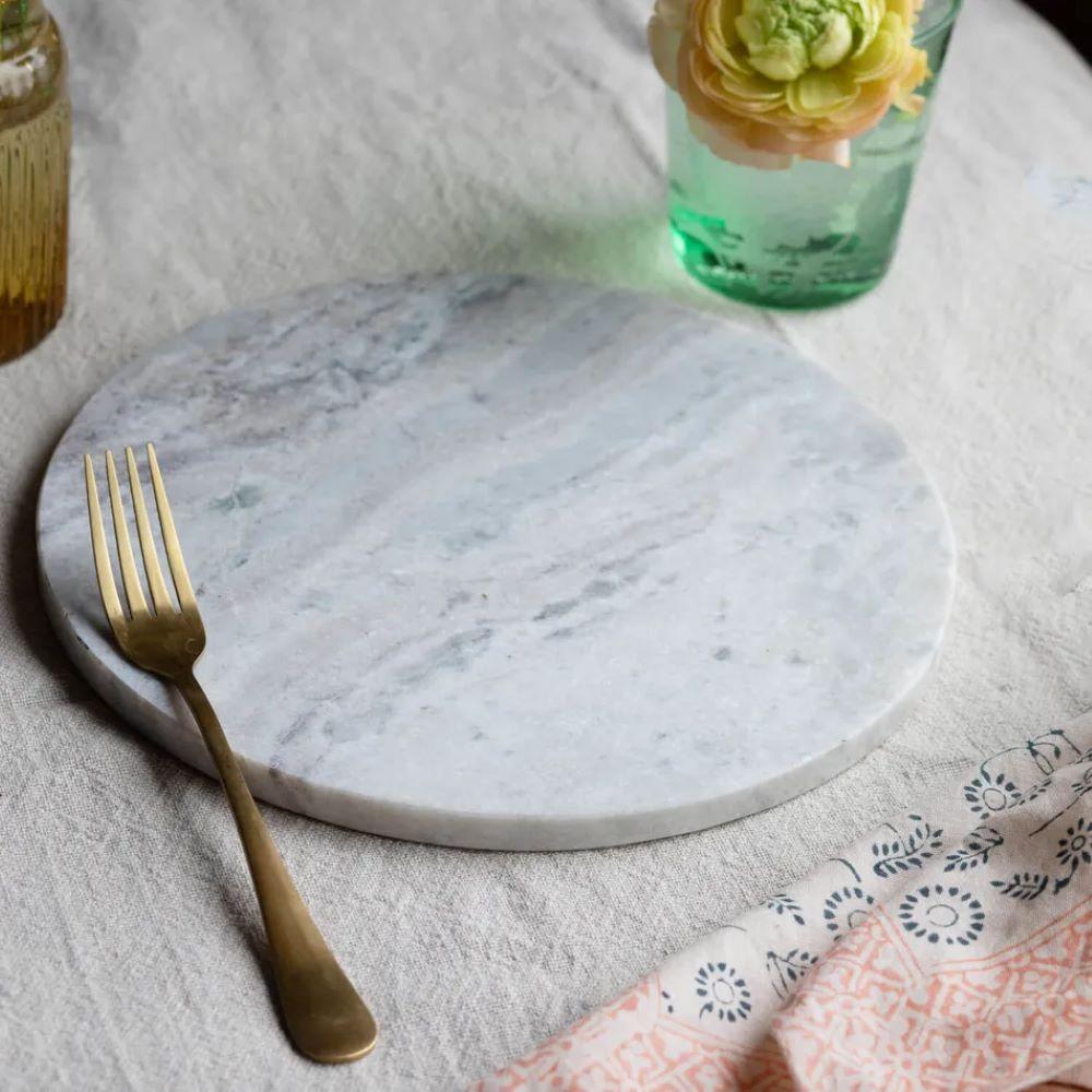 Στρογγυλό σουπλά από λευκό μάρμαρο/ Φωτογραφία: Graham &amp; Green