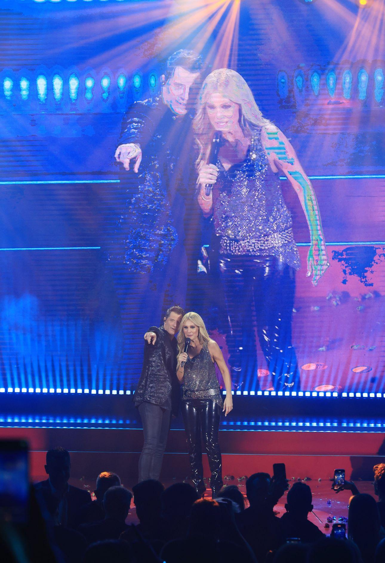 Ο Σάκης Ρουβάς και η Νατάσα Θεοδωρίδου στη σκηνή/ Φωτογραφία: NDP Photo Agency