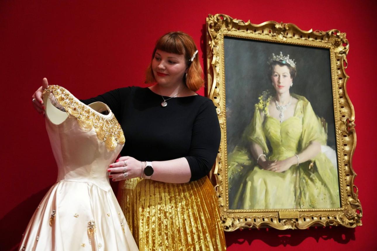 Φόρεμα από την έκθεση Queen Elizabeth II: Her Life in Style στο Λονδίνο / AP Photo/Kirsty Wigglesworth
