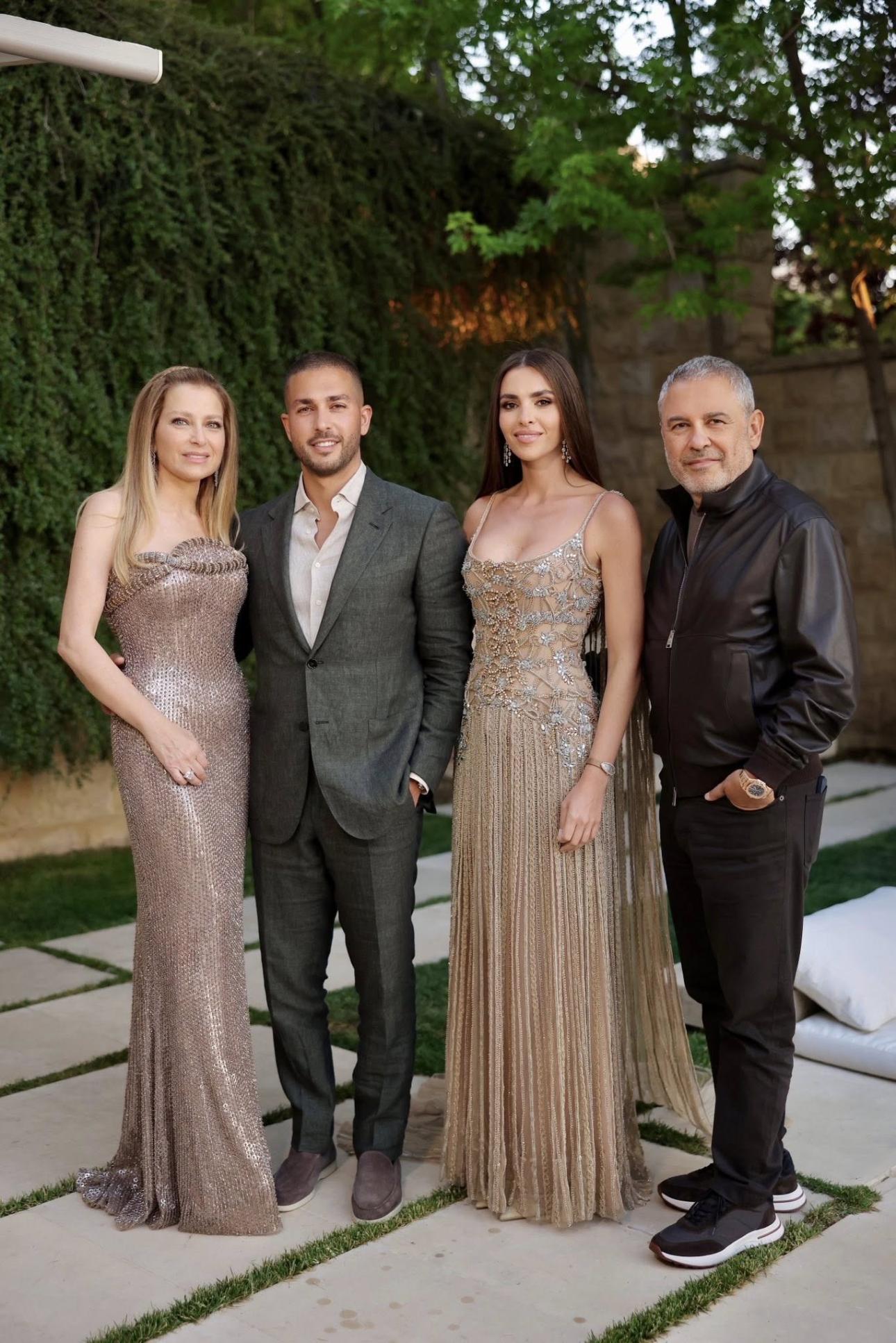  Οι γονείς του Celio, Elie και Claudine Saab, ποζάρουν μαζί με το ζευγάρι 