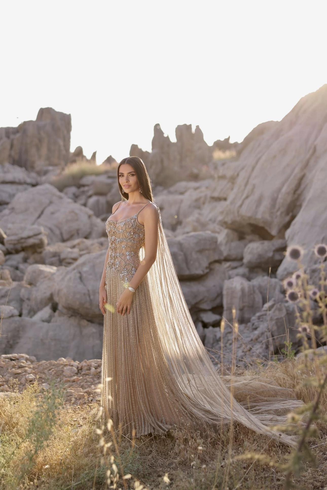  Η Zein Qutami επέλεξε δημιουργία του πεθερού της, Elie Saab, για το pre-wedding πάρτι. 