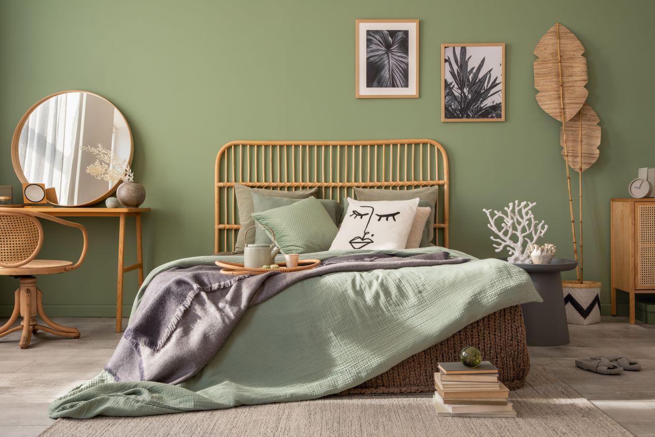 Η απόχρωση του sage green μπορεί να τονίσει έναν από τους τοίχους της κρεβατοκάμαρας/ Φωτογραφία: Shutterstock