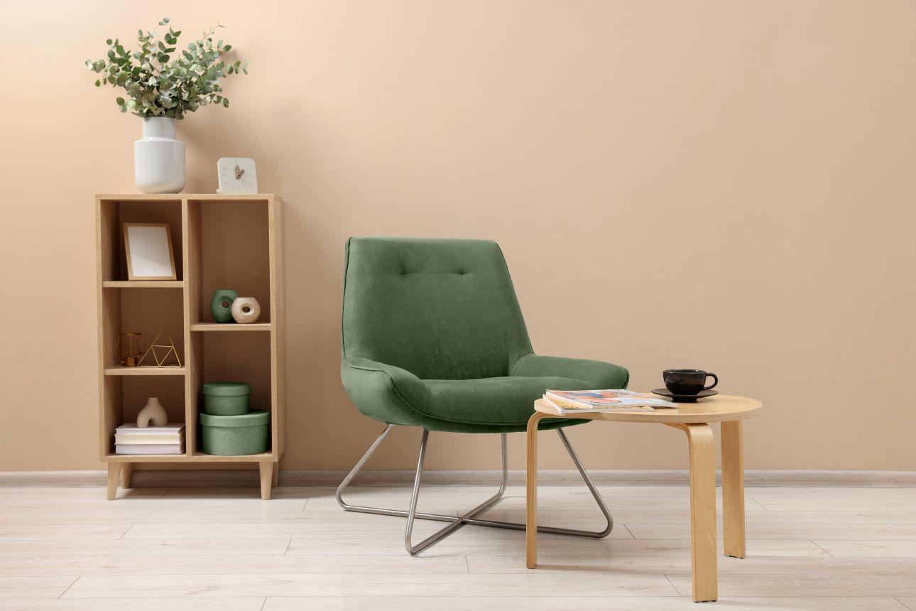 Μπορείτε να εντάξετε το sage green στη διακόσμηση και με μια πολυθρόνα και με διακοσμητικά αντικείμενα/ Φωτογραφία: Shutterstock