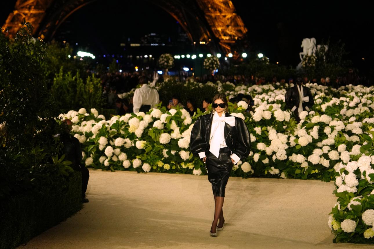  Η χαρακτηριστική σιλουέτα του Saint Laurent με έντονους ώμους και στενή μέση επιστρέφει πιο δυναμική από ποτέ. 